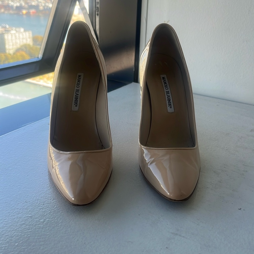 Manolo Blahnik “BB Patent” beige patent leather pointed toes pumps 39.5”
